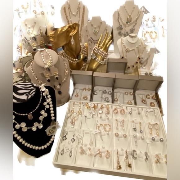 Live Show LIKE TO BE NOTIFIED ❤️🔔 - Picture 1 of 2